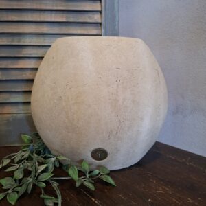 Ovale bloempot van aardewerk in een zachte taupe kleur, van het merk Brynxz uit de serie Majestic Taupe.