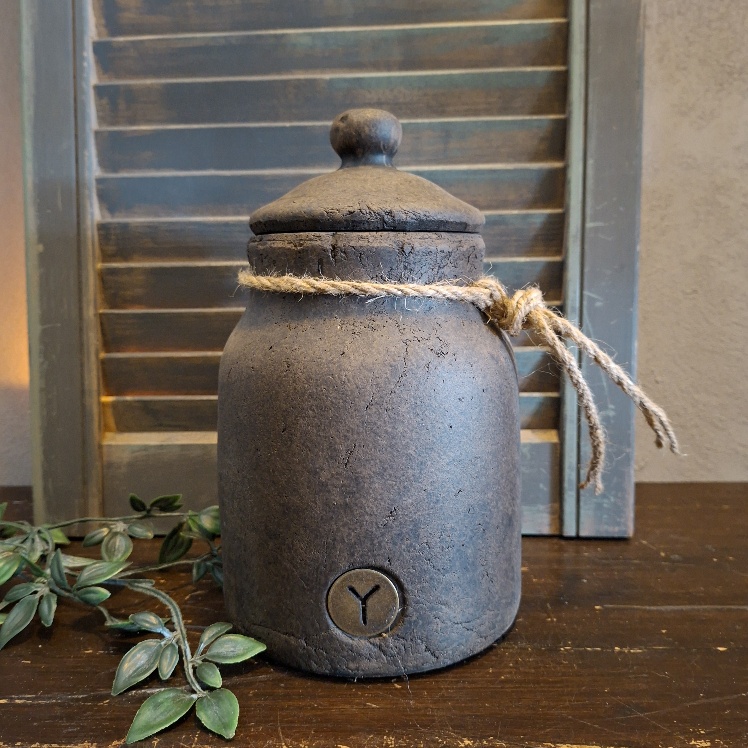 Pot van aardewerk met deksel in een warm bruine kleur. Van het merk Brynxz uit de serie Majestic Brown.