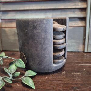 Set van zes schaaltjes in een houder van aardewerk in een warm bruine kleur, uit de serie Majestic Brown van Brynxz.