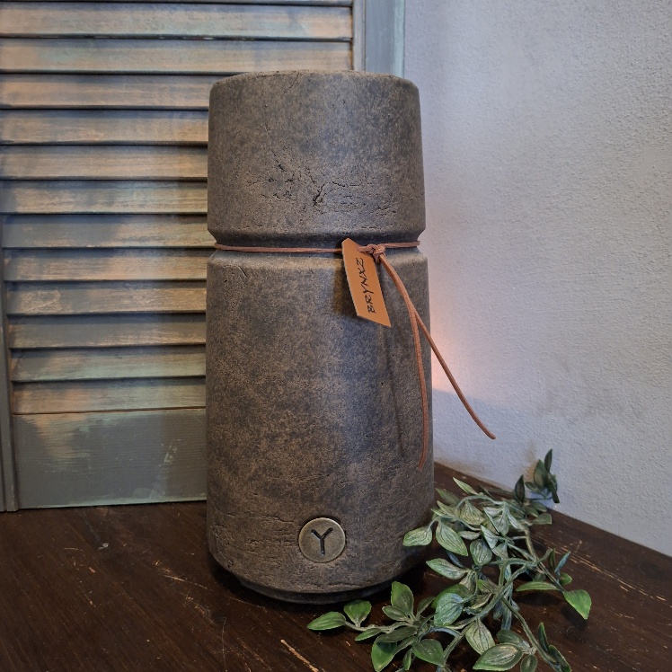 Bloemenvaas van aardewerk in een warm bruine kleur, van het merk Brynxz uit de serie Majestic Brown.