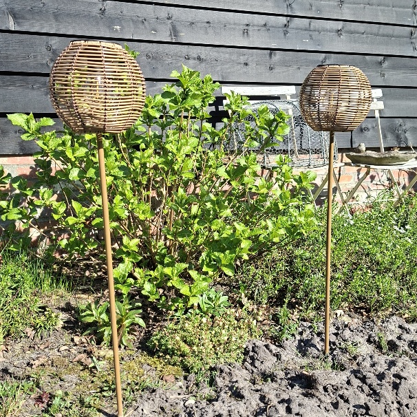 Buitenverlichting met een led lamp op zonne-energie met licht/donker sensor van het merk Countryfield.