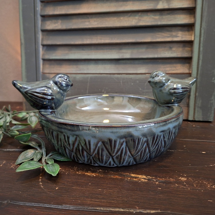 Vogelschaal van aardewerk van het merk Countryfield. In de winter te gebruiken als voederschaal en in de zomer als badje.