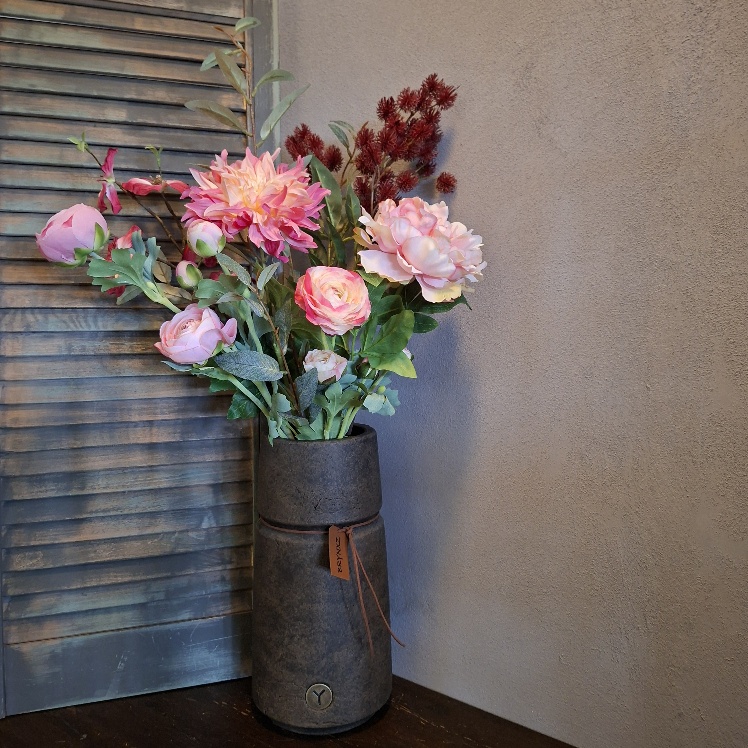 Compleet boeket zijden bloemen in roze en rode kleurtinten. Exclusief verkrijgbaar bij Creatieve Decoraties Voor Jou.