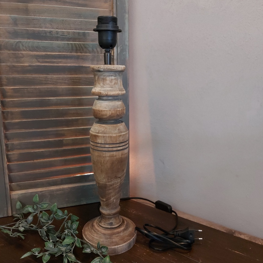 Houten baluster lampvoet in een licht bruine kleur.