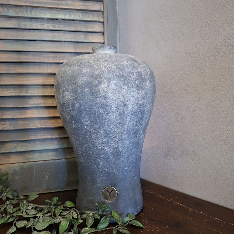 Fles van aardewerk in een grijze kleur, van het merk Brynxz uit de serie Ancient Clay.
