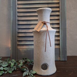 Vaas van aardewerk in een zachte taupe kleur, van het merk Brynxz uit de serie Majestic Taupe.