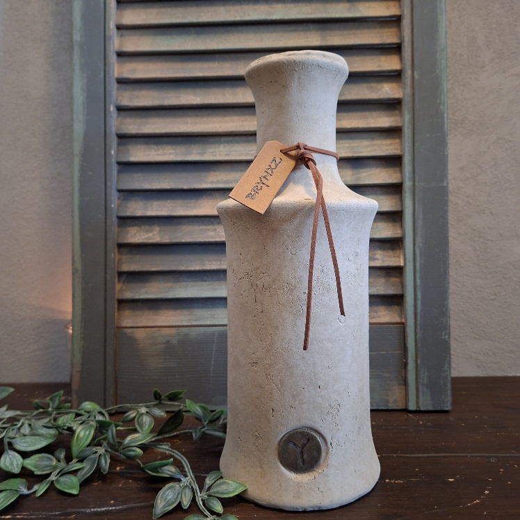 Vaas van aardewerk in een zachte taupe kleur, van het merk Brynxz uit de serie Majestic Taupe.