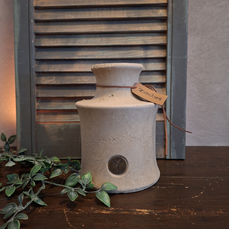 Vaas van aardewerk in een zachte taupe kleur, van het merk Brynxz uit de serie Majestic Taupe.