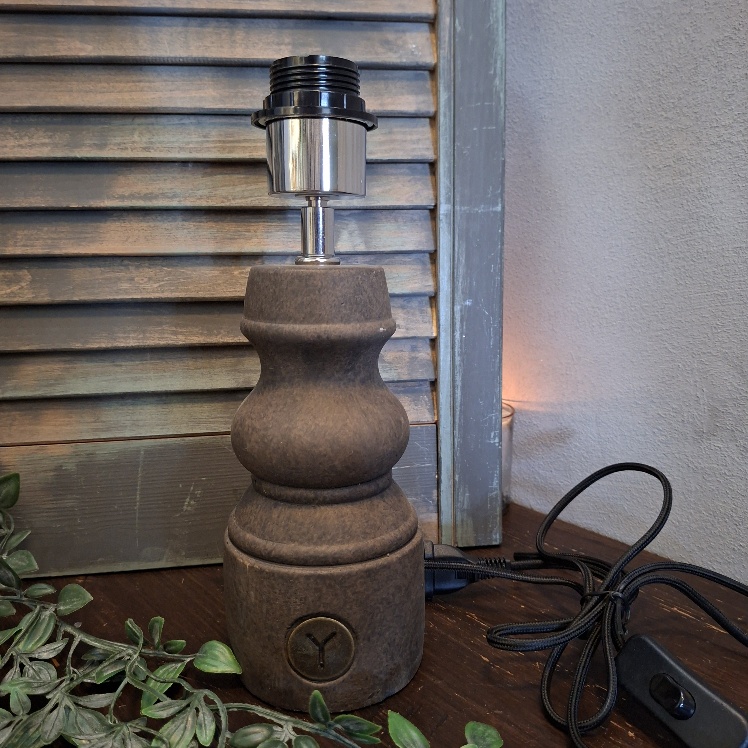 Balusterlamp van aardewerk in een warm bruine kleur, van het merk Brynxz uit de serie Majestic Brown.