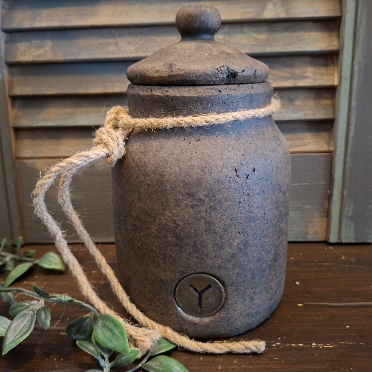 Pot van aardewerk met deksel in een warm bruine kleur. Van het merk Brynxz uit de serie Majestic Brown.