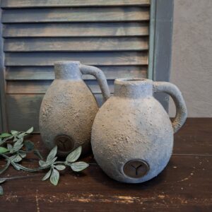 Set van twee vaasjes van aardewerk in aardetinten, van het merk Brynxz uit de serie Rustic.