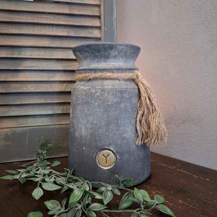 Bloemenvaas van aardewerk in een grijze kleur, van het merk Brynxz uit de serie Ancient Clay.