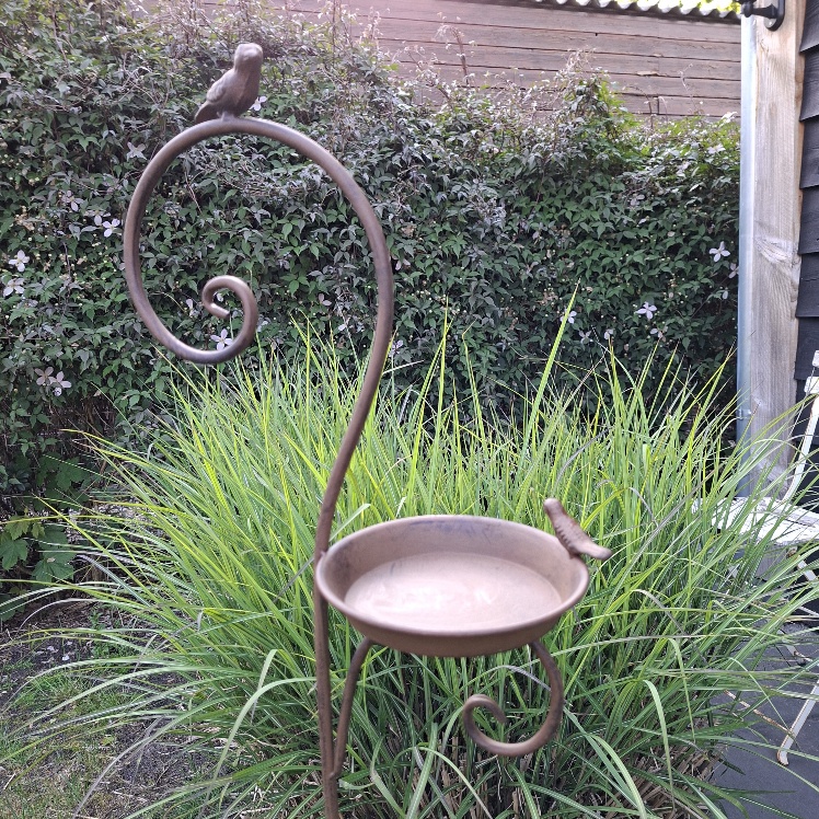 Vogelschaal op een steel van metaal van het merk Countryfield. In de winter te gebruiken als voederschaal en in de zomer als badje.