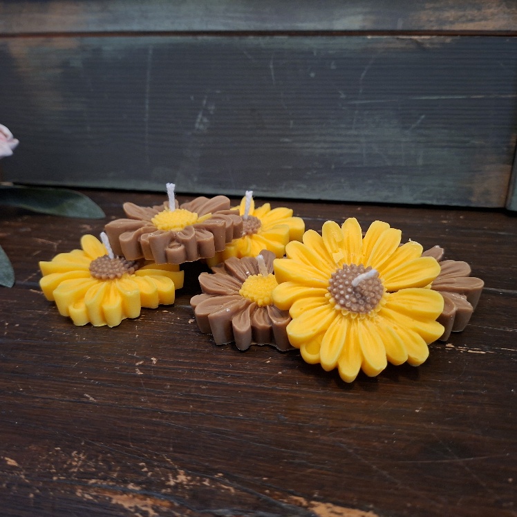 Set van 6 handgemaakte bloemen drijfkaarsjes van sojawas, Verkrijgbaar in diverse kleuren.