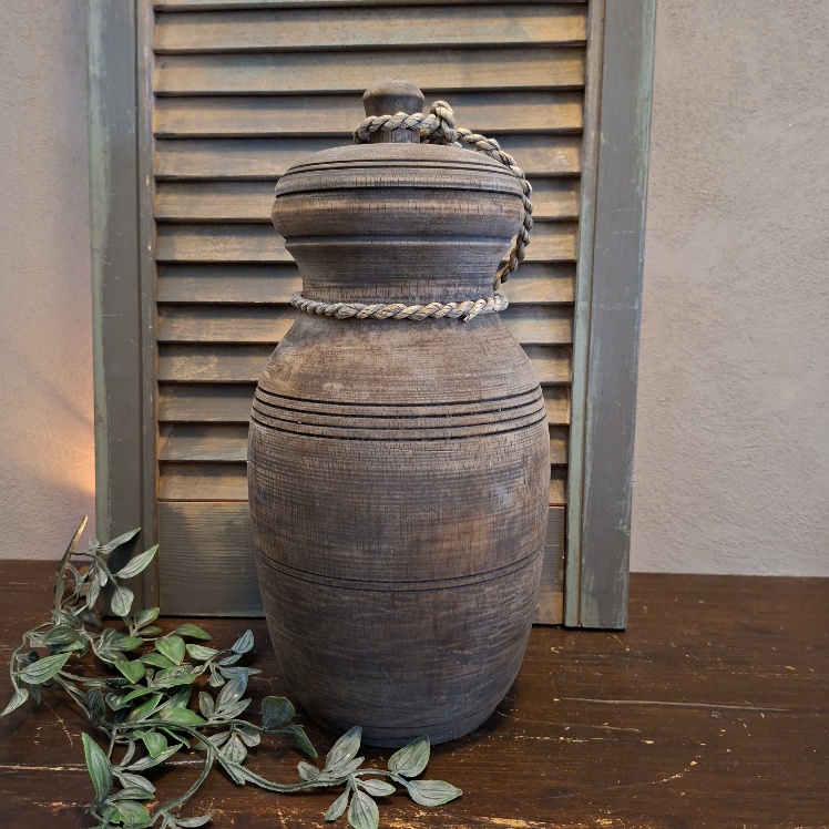Nepalese pot van hout met afneembaar deksel in een donkerbruine kleur.