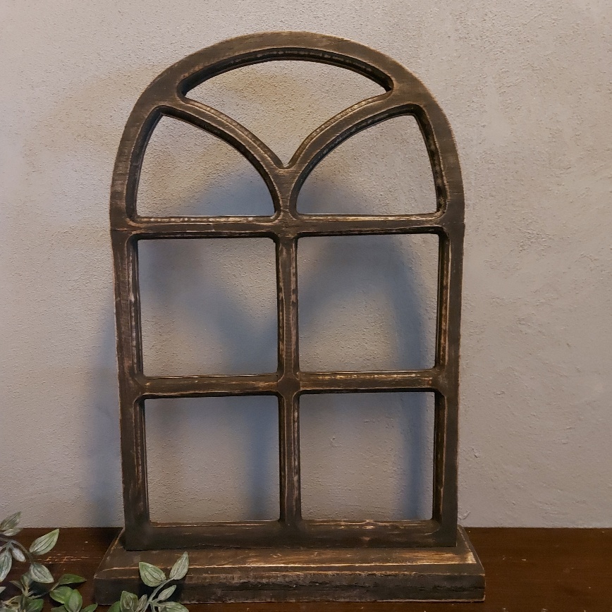 Luik in het model van een stalraam van donkerbruin hout, 55 cm hoog.