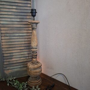 Houten baluster lampvoet in een licht bruine kleur, met een ronde voet.