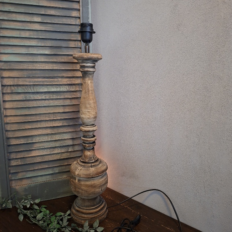 Houten baluster lampvoet in een licht bruine kleur, met een ronde voet.