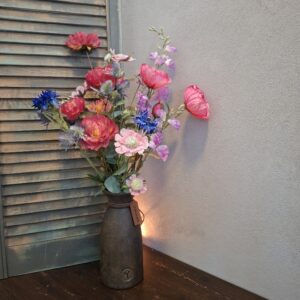 Bloemenarrangement in vaas. Exclusief verkrijgbaar bij Creatieve Decoraties voor Jou.