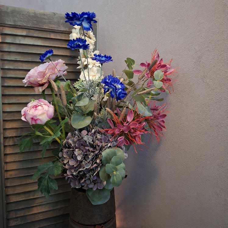 Boeket zijden bloemen met zomerse bloemen in frisse kleuren.