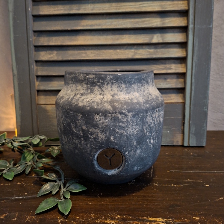 Bloempot van aardewerk in een grijze kleur, van het merk Brynxz uit de serie Ancient Clay.