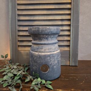 Kandelaar van aardewerk in een licht grijze kleur, voor een kaars van 10 cm. Van het merk Brynxz uit de serie Ancient Clay.