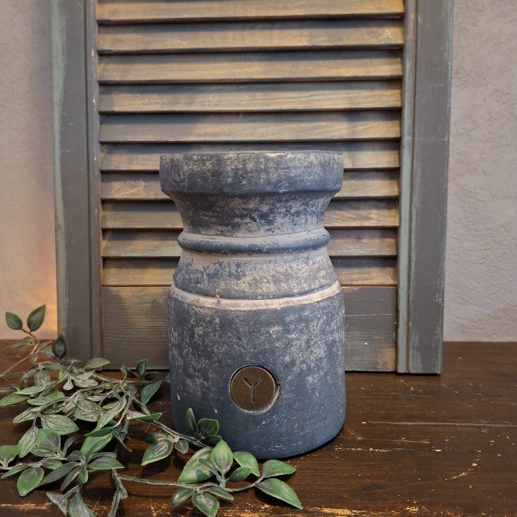 Kandelaar van aardewerk in een licht grijze kleur, voor een kaars van 10 cm. Van het merk Brynxz uit de serie Ancient Clay.