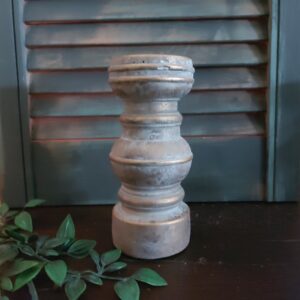 Kandelaar van aardewerk in zachte kleurtinten, van het merk Brynxz uit de serie Jewel.