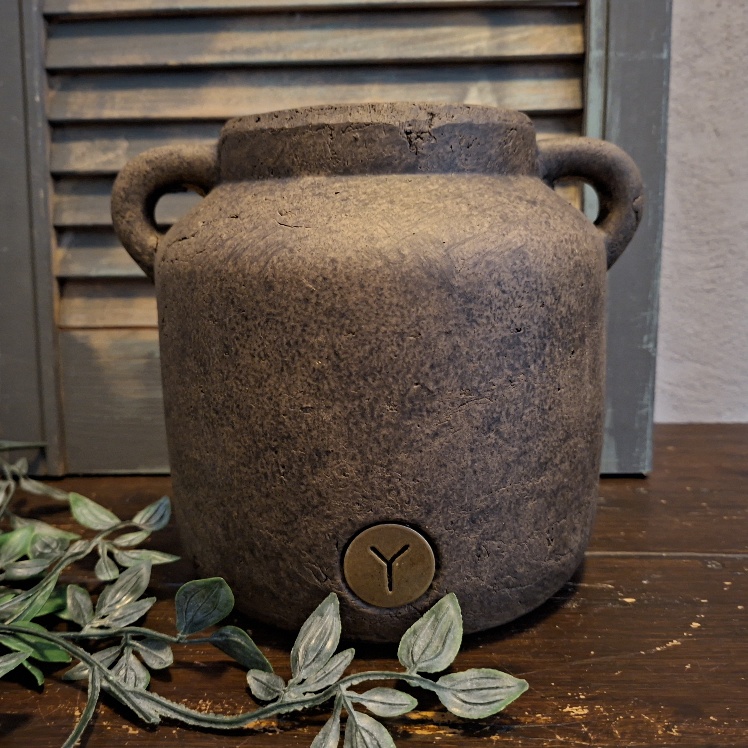 Bloempot met twee oren van aardewerk, in een warm bruine kleur, van het merk Brynxz uit de serie Majestic Brown.
