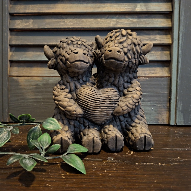 Beeldje van twee Schotse Hooglanders uit de serie Majestic Brown, van het merk Brynxz.
