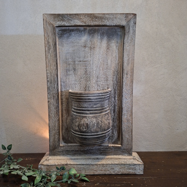 Paneel van hout met een halve pot.