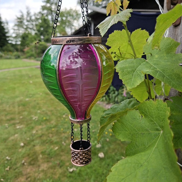 Solar LED hanglamp in het model van een luchtballon, met bewegende vlam.