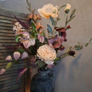 Boeket zijden bloemen met zomerse bloemen in warme kleuren.