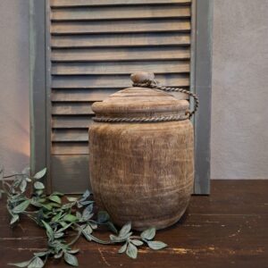 Nepalese pot met afneembaar deksel van 24,5 cm hoog.