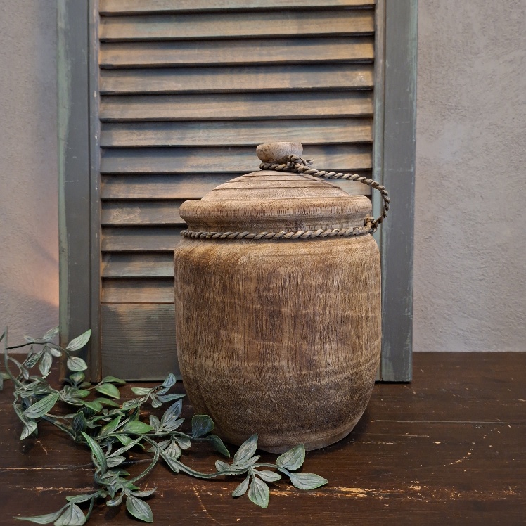 Nepalese pot met afneembaar deksel van 24,5 cm hoog.