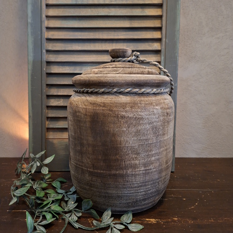 Nepalese pot van hout met deksel in een donkerbruine kleur.