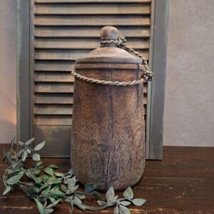 Nepalese pot van hout met deksel in een donkerbruine kleur.