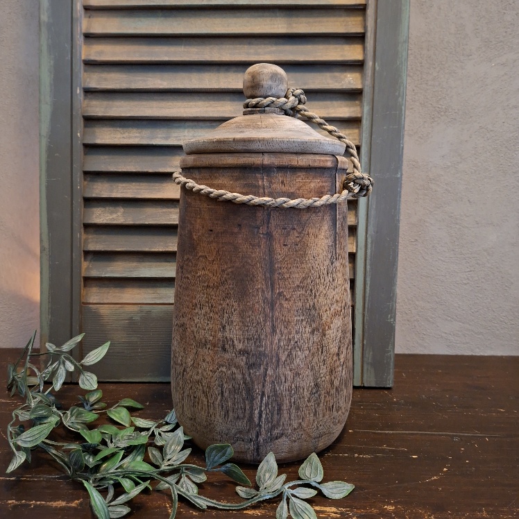 Nepalese pot van hout met deksel in een donkerbruine kleur.