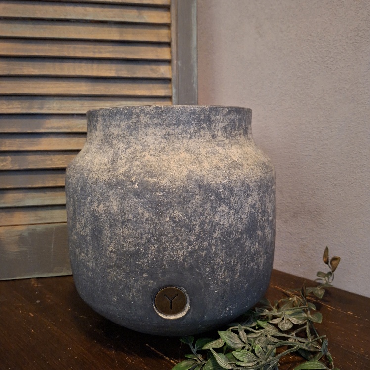 Bloempot van aardewerk in een grijze kleur, van het merk Brynxz uit de serie Ancient Clay.