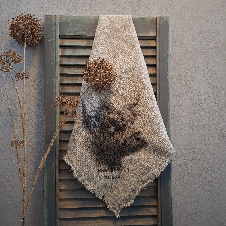 Shabby doek van linnen in een naturel kleur, met de afbeelding van een kalf van de Schotse Hooglander.