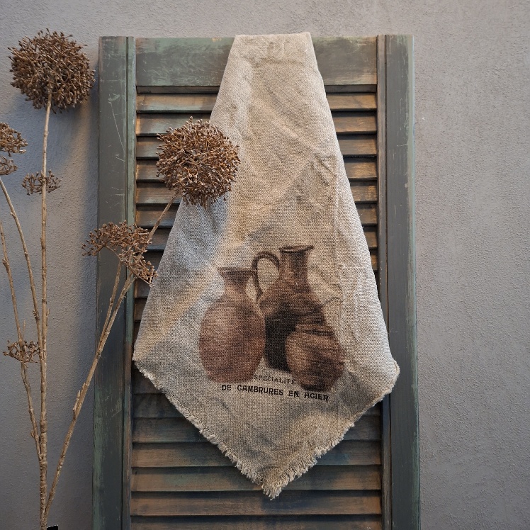 Shabby doek van linnen in een naturel kleur, met de afbeelding van een stilleven drie kruiken.