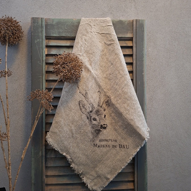 Shabby doek van linnen in een naturel kleur, met de afbeelding van een jong hertje.