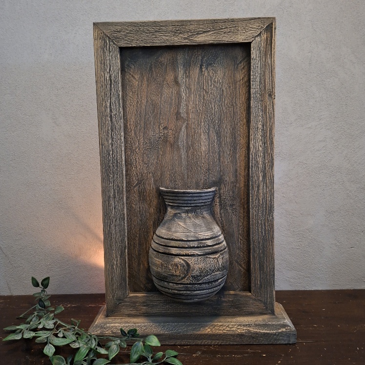 Paneel van hout met een halve pot.