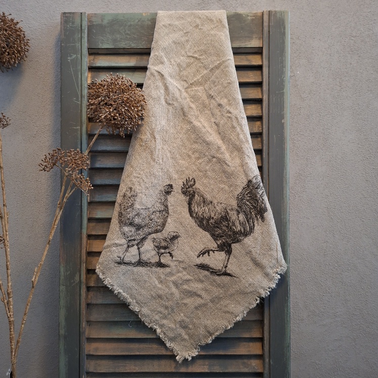 Shabby doek van linnen in een naturel kleur, met de afbeelding van een haan, kip en kuiken.