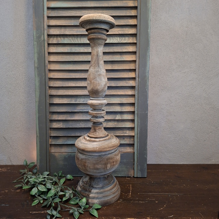 Lichtbruine baluster kandelaar van hout voor een stompkaars van 8 cm.