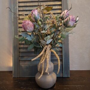 Boeket zijden bloemen inclusief vaas. Exclusief verkrijgbaar bij Creatieve Decoraties voor Jou.