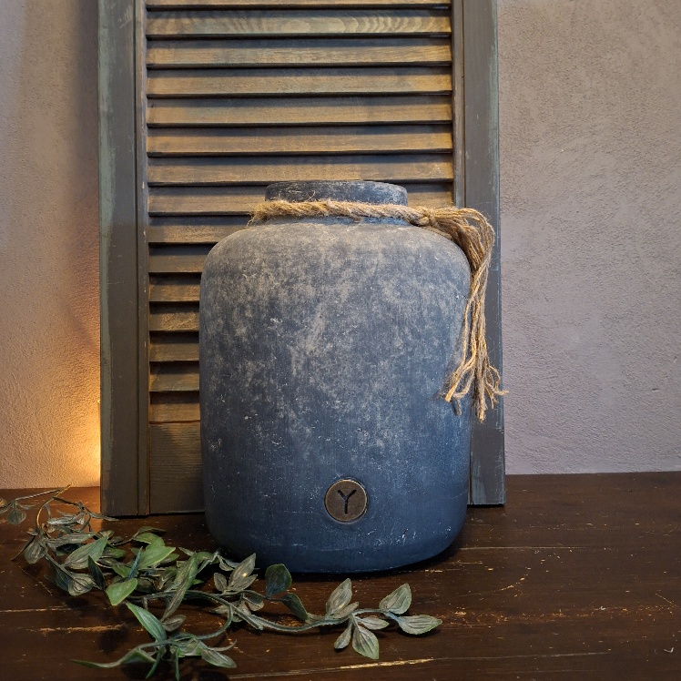 Ovale Brynxz fles van aardewerk in een grijze kleur uit de serie Ancient Clay.