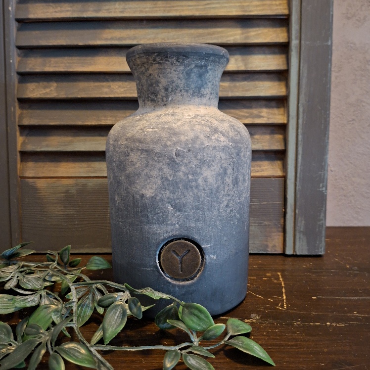 Brynxz fles van aardewerk in een grijze kleur uit de serie Ancient Clay.