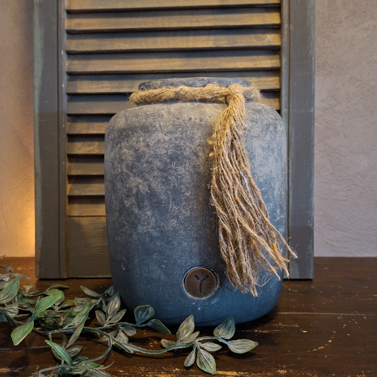Ovale Brynxz fles van aardewerk in een grijze kleur uit de serie Ancient Clay.