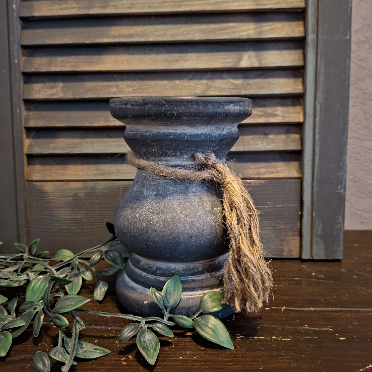 Kandelaar van aardewerk in een licht grijze kleur, voor een kaars van 7 cm. Van het merk Brynxz uit de serie Ancient Clay.